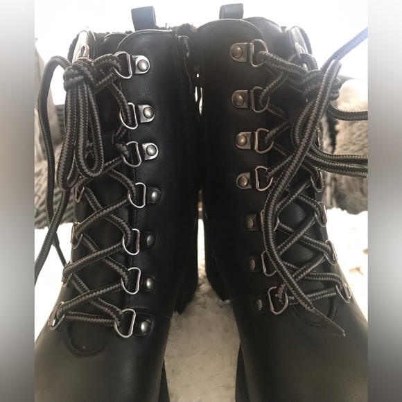 New Top Guy Pluto Faux Shearling Cuff Lug Sole Bootie - Picture 7 of 13